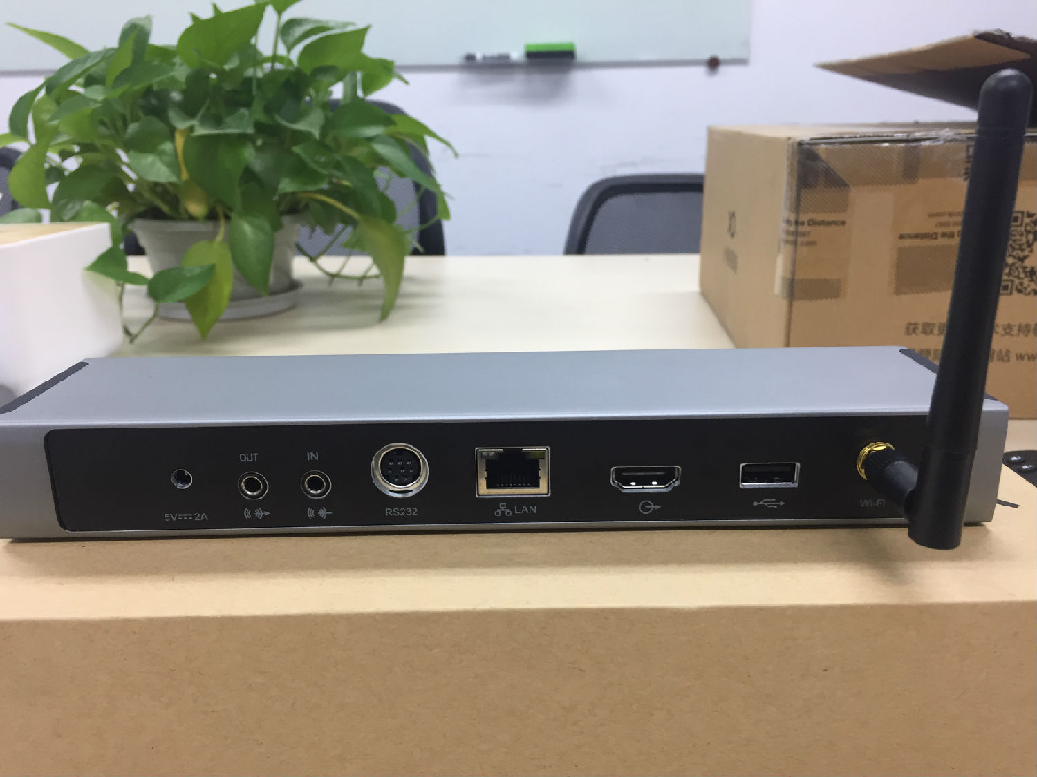 电源接口，音频输入输出接口，RS232串口，网络接口，视频输出HDMI接口，USB接口，WIFI。