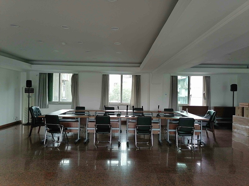 会议室使用投影仪，如何解决声音的问题