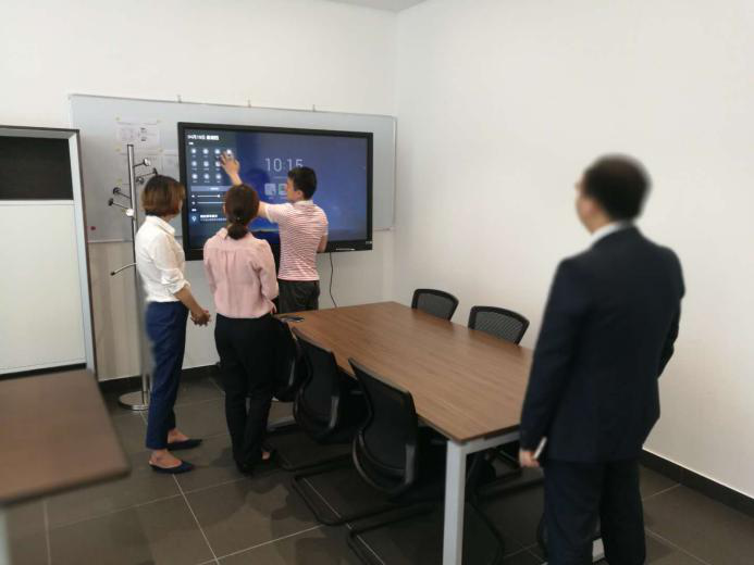 香蕉视频首页在线观看小哥用心为客户培训讲解